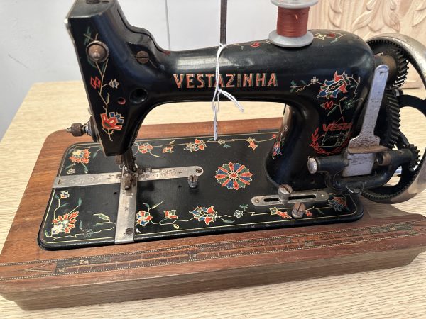 Vestazinha Little Vesta Saxonia Sewing Machine Circa 1940 susies-scraps.com
