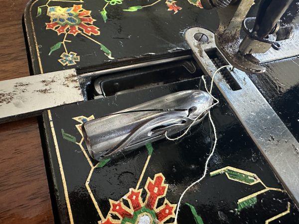 Vestazinha Little Vesta Saxonia Sewing Machine Circa 1940 susies-scraps.com