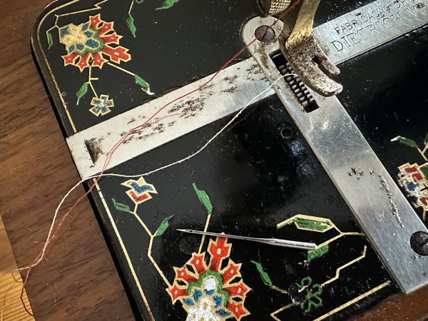Vestazinha Little Vesta Saxonia Sewing Machine Circa 1940 susies-scraps.com
