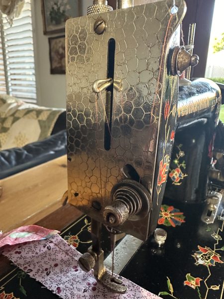 Vestazinha Little Vesta Saxonia Sewing Machine Circa 1940 susies-scraps.com